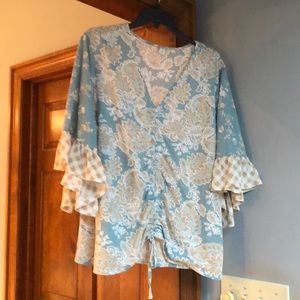 Beautiful blouse  gathered front can be adjusted beautiful sleeves